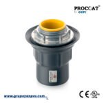 Conector hub PROCOAT ST65P de 2 y media pulgadas para tubería conduit, mostrando el cuerpo metálico de alta resistencia y la tuerca de ajuste.